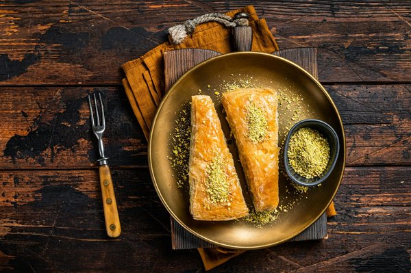 How to Prepare a Traditional Turkish Baklava with Pistachios and Honey?